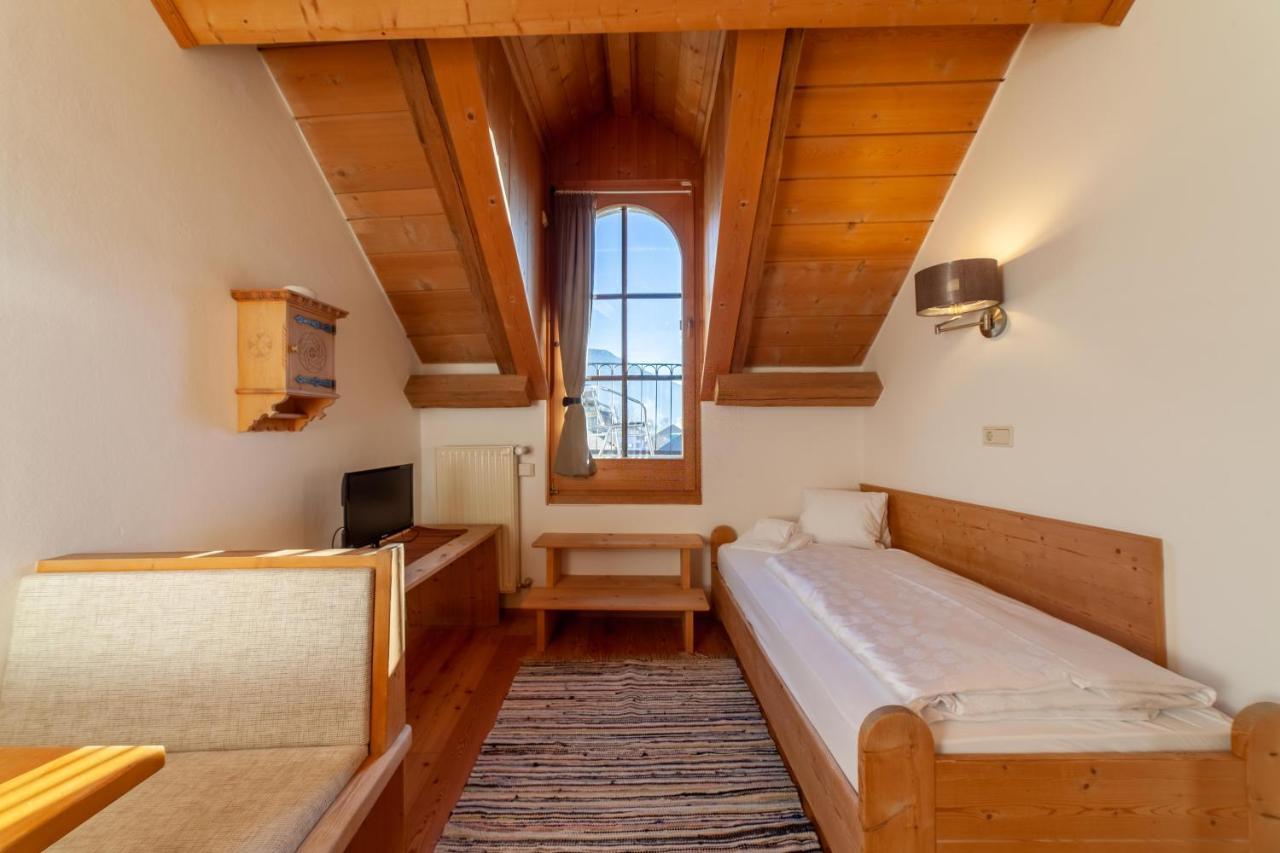 Hotel Greif Malles Venosta Exterior photo