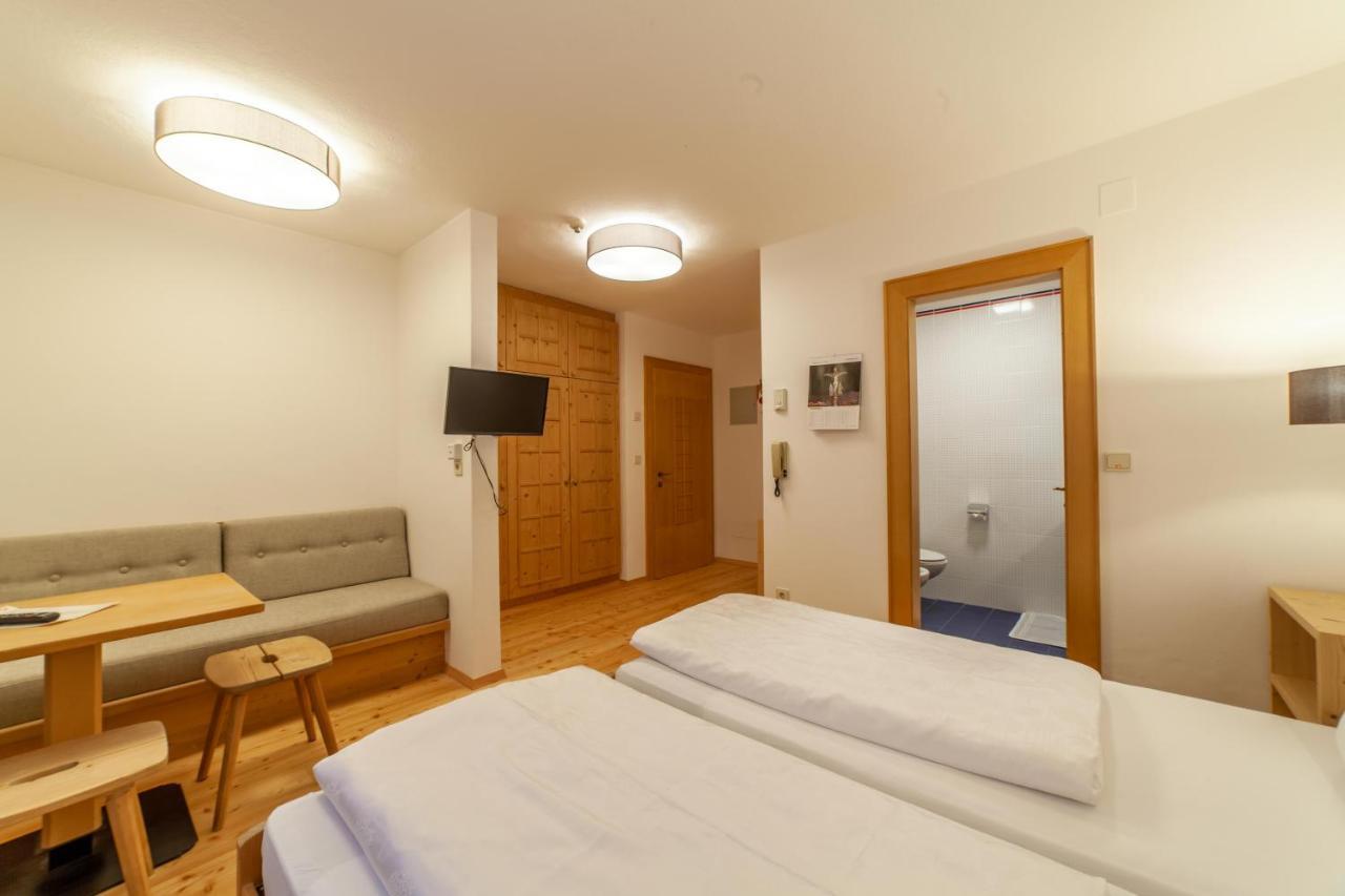 Hotel Greif Malles Venosta Exterior photo