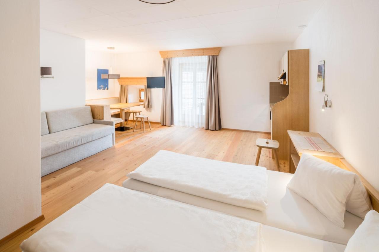 Hotel Greif Malles Venosta Exterior photo