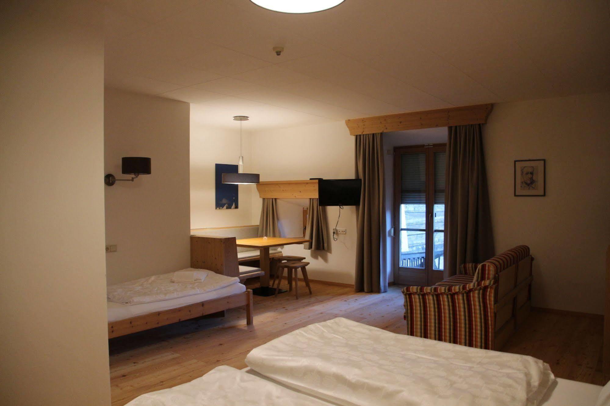 Hotel Greif Malles Venosta Exterior photo